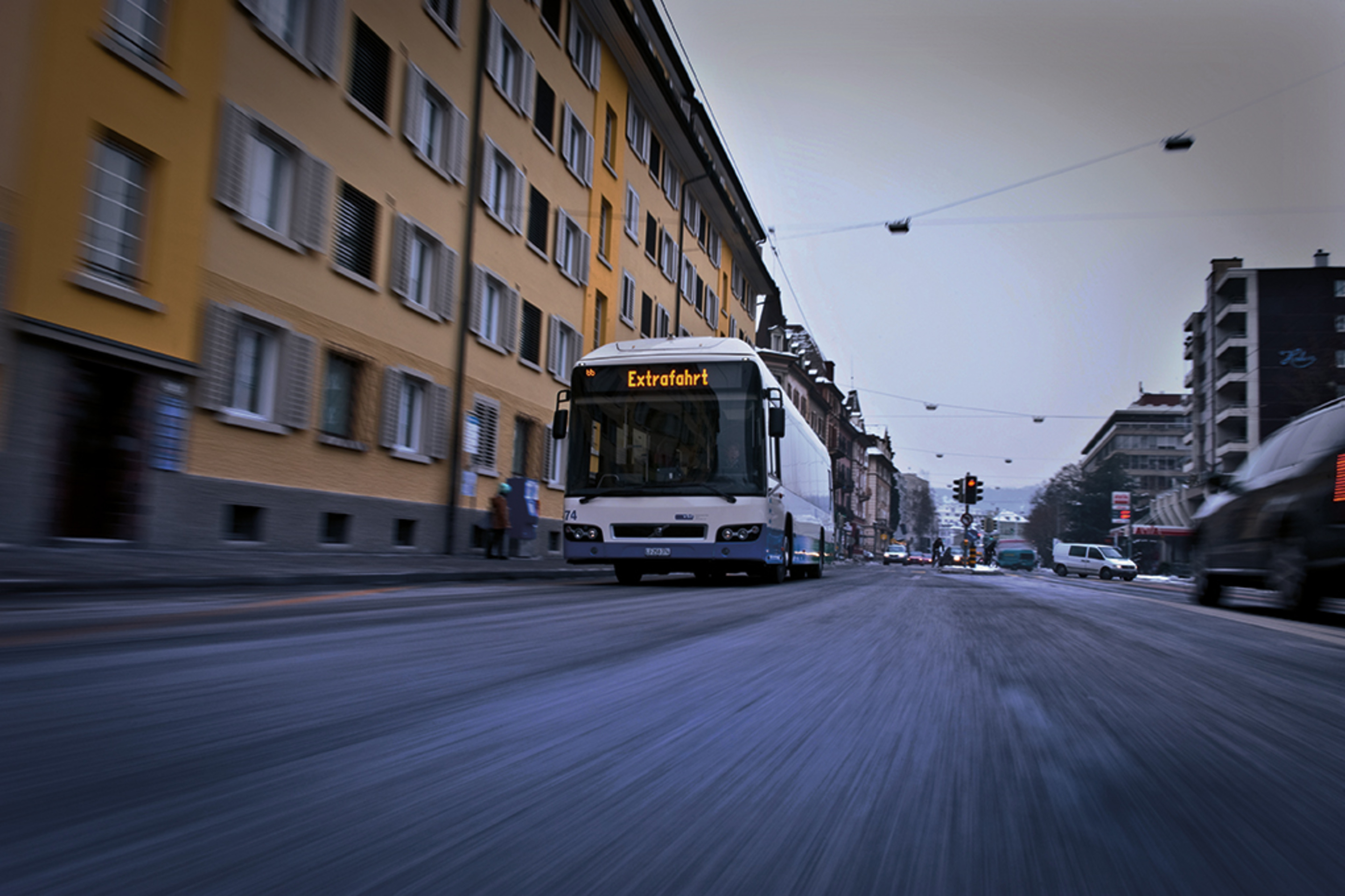 Bus fährt durch die Luzerner Innenstadt